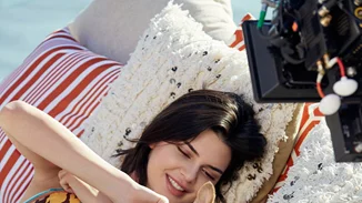 Kendall Jenner | Αγκαλιά με κουτάβια στην πιο cute καμπάνια της Άνοιξης!