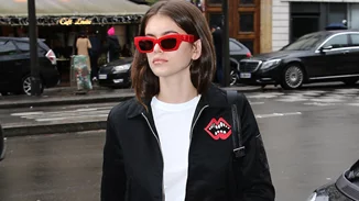 Συνδύασε το γυναικείο, καρό παντελόνι όπως η Kaia Gerber