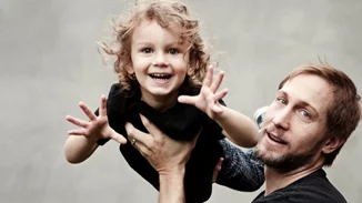 Πατέρας στο εξωτερικό – πώς είναι να μεγαλώνεις τα παιδιά σου μέσω skype