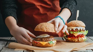 Κι όμως υπάρχει η συνταγή του Ernest Hemingway για να φτιάξεις το τέλειο burger