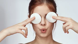 Η διαδικασία του ντεμακιγιάζ μέσα από τις πιο απλές και γρήγορες κινήσεις