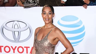Tracee Ellis Ross | Ταίριαξε τη μάσκα της με το χρυσό φόρεμά της για τα Emmys