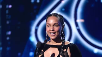 H Alicia Keys πάλι χωρίς μακιγιάζ στο κόκκινο χαλί και με το πιο απρόσμενο αξεσουάρ μαλλιών
