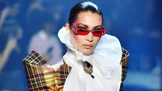 Bella Hadid | Φωτογραφίζεται γυμνή αγκαλιά με το νέο της σκυλάκι