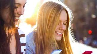 Πώς τα group chats που έχεις στα social media σου καίνε το κεφάλι