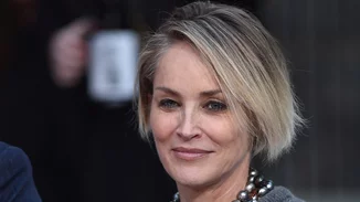 Μια σπάνια φωτογραφία της μητέρας της μοιράστηκε η Sharon Stone και εξηγήθηκαν όλα