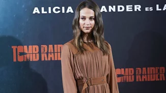 H Alicia Vikander μας δείχνει πώς φοριέται το total brown με τον καλύτερο τρόπο
