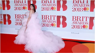 BRIT Awards 2018 | Ένα λαμπερό κόκκινο χαλί γεμάτο λευκά τριαντάφυλλα
