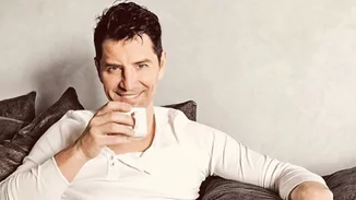 Σάκης Ρουβάς | Γυμνάζεται ημίγυμνος και μας κολάζει!