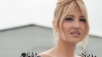 Φαίη Σκορδά | Βόλτα με τα παιδιά της στην Βουλιαγμένη