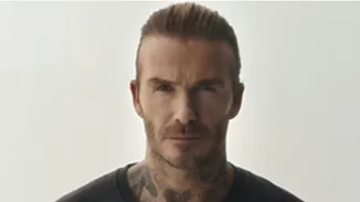 David Beckham | Μπήκε σε γυάλινο κλουβί με 10.000 κουνούπια!