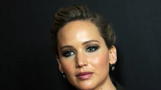 Ξέχνα το φόρεμα - Ας μιλήσουμε για το φανταστικό makeup look της J. Lawrence σε αυτή την εμφάνιση