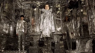 Maison Margiela | Κάλυψε ένα ολόκληρο bar με αλουμινόχαρτο!