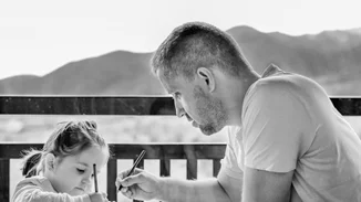 Γιατί δεν κάνουμε καλό στα παιδιά μας όταν τα διαβάζουμε για το σχολείο