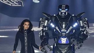 Irina Shayk | Περπάτησε στην πασαρέλα με ένα ρομπότ!