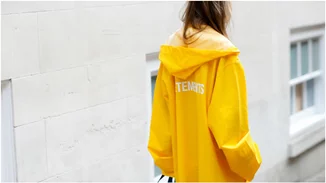 Αδιάβροχο παλτό | 5 κομψές ιδέες για να το φορέσεις με κάθε σου outfit