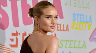 Για την Rosie Huntington-Whiteley δεν είναι ποτέ πολύ νωρίς για το καλοκαίρι - φοράει ΗΔΗ τη νέα τάση στα μαγιό!