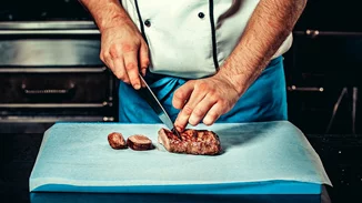 Ο σωστός τρόπος για να ψήσεις μια ζουμερή μπριζόλα είναι το reverse searing