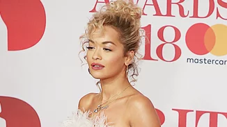 Brit Awards 2018: Οι λεπτομέρειες από το μακιγιάζ και τα μαλλιά των celebs που άξιζαν!