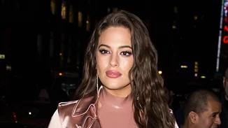 Ashley Graham | Δείχνει πώς να φορέσεις σατέν αν είσαι ζουμερή όπως εκείνη!
