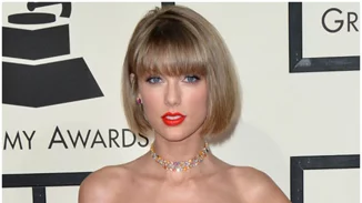 (Ακόμη και) η γάτα της Taylor Swift αντιγράφει την πόζα της Victoria Beckham!
