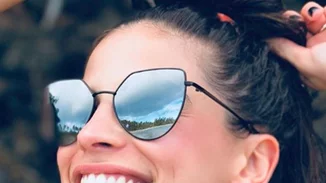 Χριστίνα Μπόμπα | Ποζάρει χαμογελαστή αγκαλιά με έναν πανέμορφο σκύλο