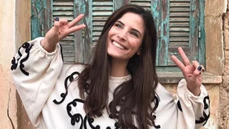 Χριστίνα Μπόμπα | Ποζάρει χαμογελαστή στην παραλία και μας ξετρελαίνει!