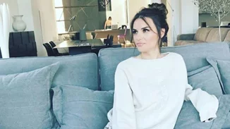 Ελένη Τσολάκη | Ποζάρει στο κρεβάτι χωρίς μακιγιάζ