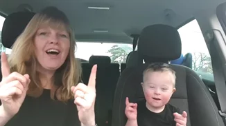Αυτό είναι το πιο συγκινητικό Carpool Caraoke που είδαμε ποτέ