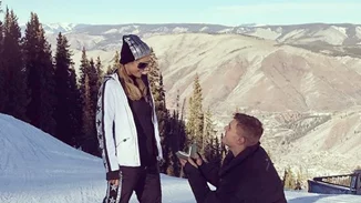 Η Paris Hilton ετοιμάζεται να ανέβει τα σκαλιά της εκκλησίας τον χειμώνα