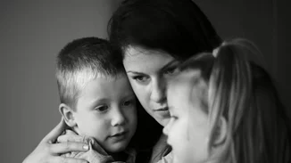 Αναρωτιέμαι: Πώς μεγαλώνει κανείς παιδιά σε μια τόσο γκρίζα πραγματικότητα;