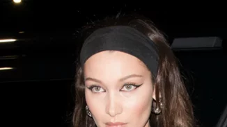 Η Bella Hadid υιοθέτησε σε ένα look δύο από τις μεγαλύτερες beauty τάσεις της σεζόν
