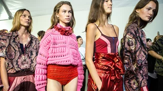 Ο απόλυτος χρωματικός συνδυασμός ρούχων για την Άνοιξη/Καλοκαίρι 2018