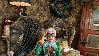 Iris Apfel | Μεταμορφώνεται σε... κούκλα Barbie!