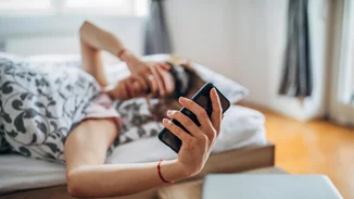 Κινητό δίπλα στο κρεβάτι | 5 λόγοι για να σταματήσεις αυτή τη συνήθεια