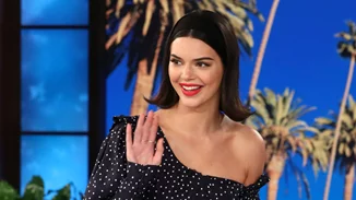 Είναι η κορδέλα στα μαλλιά ξανά στην μόδα; Θα τρελαθούμε!