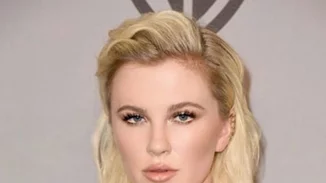 Η κόρη του Alec Baldwin και της Kim Basinger, Ireland, ποζάρει γυμνή στο κρεβάτι της