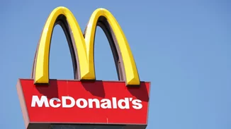 Τα McDonald's γιορτάζουν την Ημέρα της Γυναίκας αναποδογυρίζοντας το σήμα τους