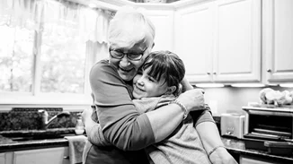 Τα παραμύθια είναι η «γλώσσα» που φέρνει κοντά τα παιδιά με τη γιαγιά και τον παππού