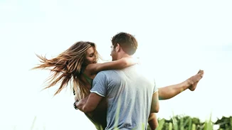 Γιατί η άνοιξη είναι η ιδανική εποχή για νέες σχέσεις