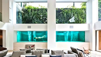 Καλά βλέπεις, αυτό το σπίτι έχει πισίνα στο καθιστικό