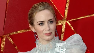 Η beauty editor φοράει το ίδιο κραγιόν με την Emily Blunt! Ποια το φόρεσε καλύτερα;