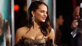 Alicia Vikander | Η εμφάνιση με πατερίτσες που προκάλεσε ερωτηματικά