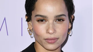 Ζοë Kravitz | Δες πώς συνδύασε το slip dress