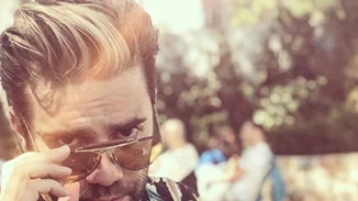 Θοδωρής Μαραντίνης | Ποζάρει ολόγυμνος στον κήπο του σπιτιού του