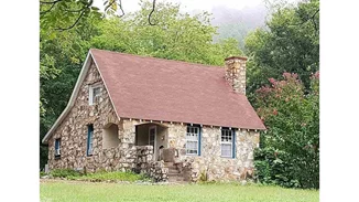 5 ανοιξιάτικα cottages στα οποία θα μπορούσαμε να μετακομίσουμε τώρα