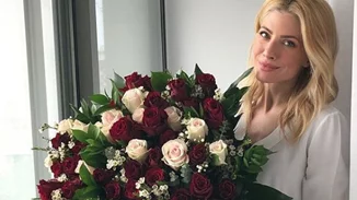 Ευαγγελία Αραβανή | Ποζάρει στο κρεβάτι και χωρίς μακιγιάζ