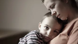 8 καταστάσεις που συνήθως μας προκαλούν θλίψη τις γιορτινές μέρες