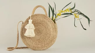Οι 10 πιο ιδιαίτερες ψάθινες και ξύλινες τσάντες του καλοκαιριού