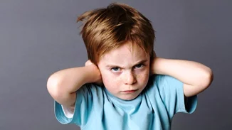 4 λόγοι που μπορεί να κρύβονται πίσω από την αρνητική συμπεριφορά ενός παιδιού